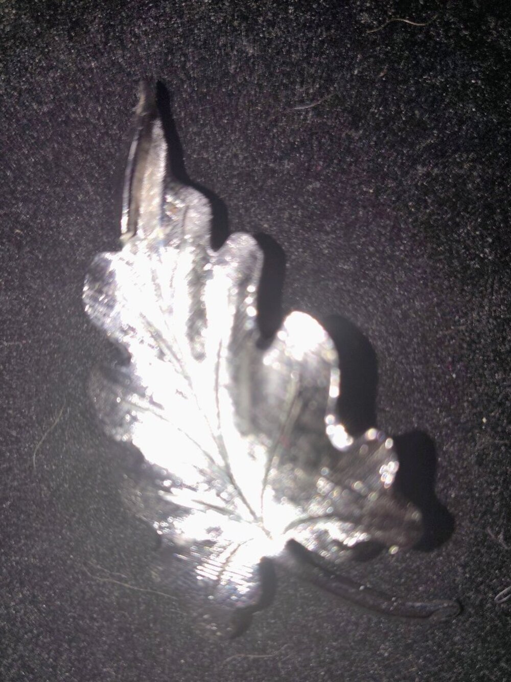 Vintage Monet Silver‑Tone Oak Leaf Brooch – Mid‑Century Textured Leaf Pin